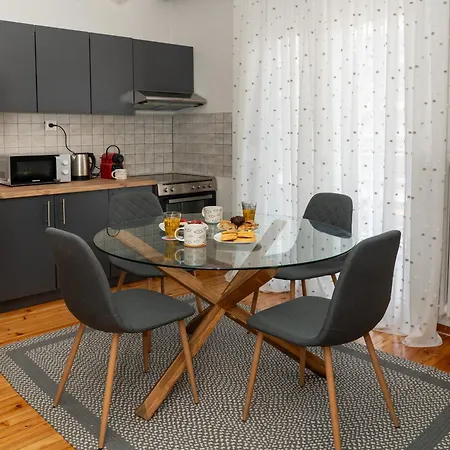 Prime Location - 2 Bd Boutique Apartament